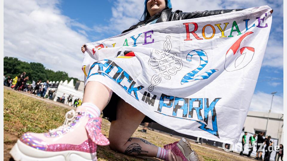 Ausgefallene Hüte und Outfits sind für viele Musikfans ein Muss. Bild: Daniel Karmann/dpa