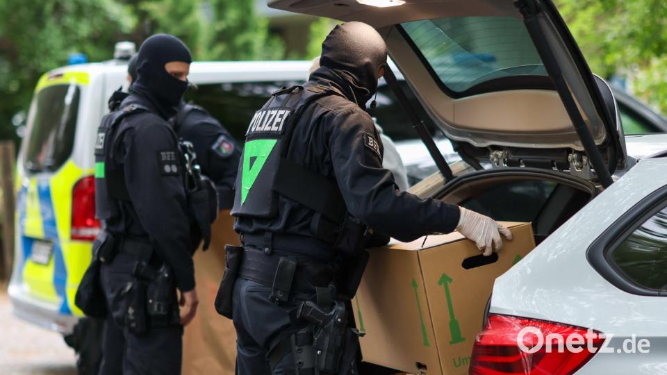 Die Polizei stellte Gegenstände sicher. Bild: Christoph Reichwein/dpa