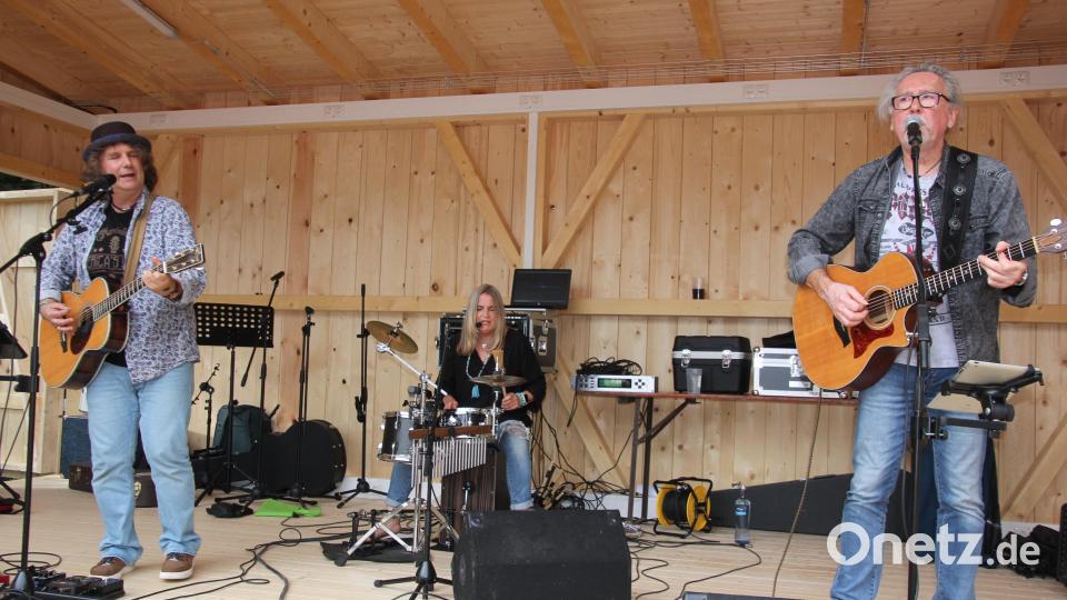Die Band "Jara Milo" mit Stefan und Uschi Sommer, sowie Günter Hagn (von links) spielt Rockmusik vom Feinsten. Bild: Konrad Rosner