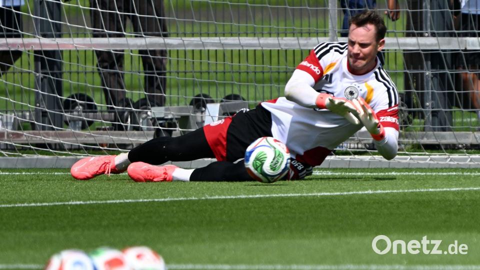 Manuel Neuer hält einen Ball im Training der Nationalmannschaft. Bild: Federico Gambarini/dpa