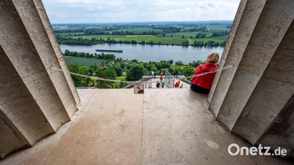 Besucher genießen die Aussicht auf die Donau. Bild: Armin Weigel/dpa