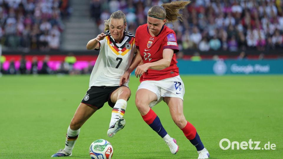 Müller macht's: Marie Müller (l) traf zum 1:0. Bild: Rolf Vennenbernd/dpa