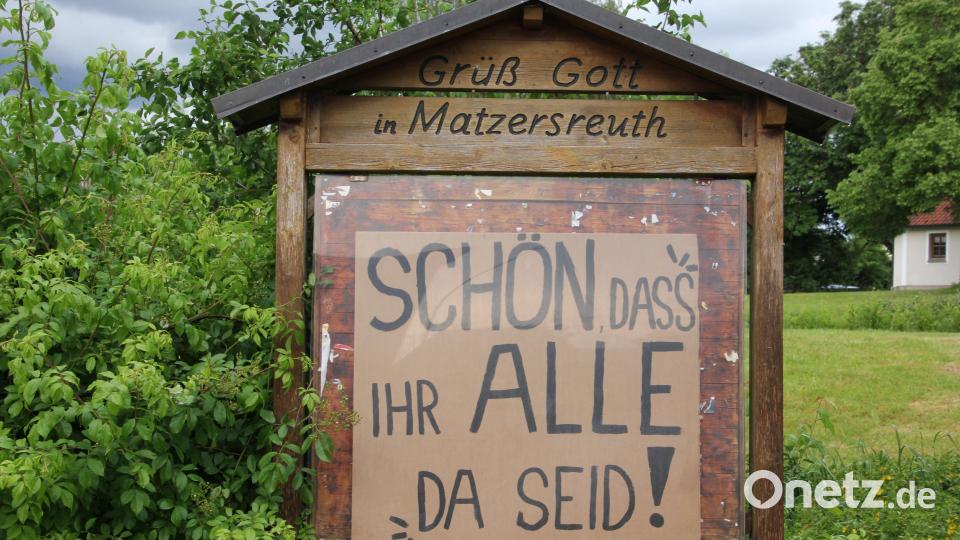 Das ist mal eine Ansage: Sehr freundlich werden die Festbesucher in Matzersreuth willkommen geheißen. Bild: Konrad Rosner