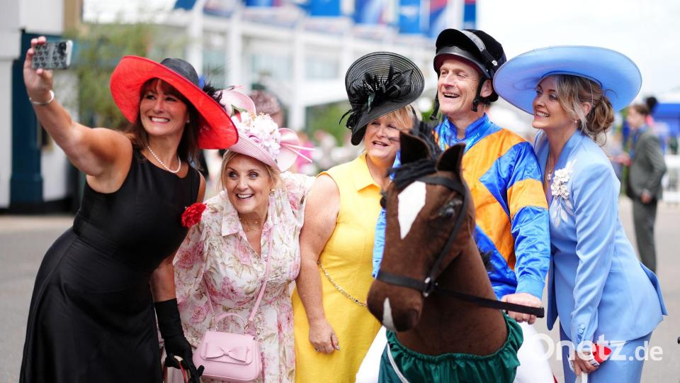 Selfie vor dem Ladies Day beim Derby-Festival in Epsom Bild: John Walton/PA Wire/dpa