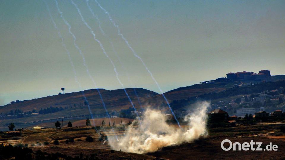 Rauchschwaden nach einem israelischen Luftangriff auf das südlibanesische Dorf Arnoun. Bild: Stringer/dpa