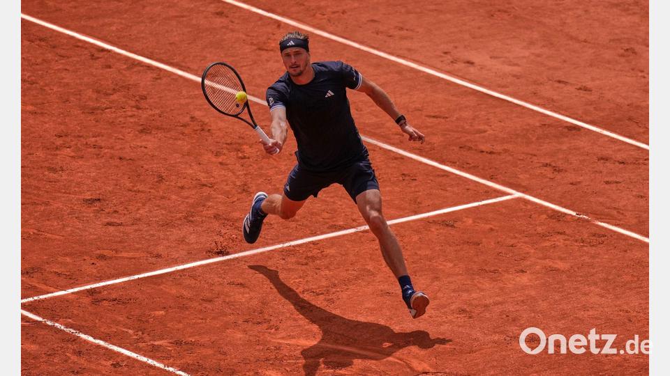 Alexander Zverev bei einem Netzangriff im Halbfinale der French Open. Bild: Thibault Camus/AP/dpa