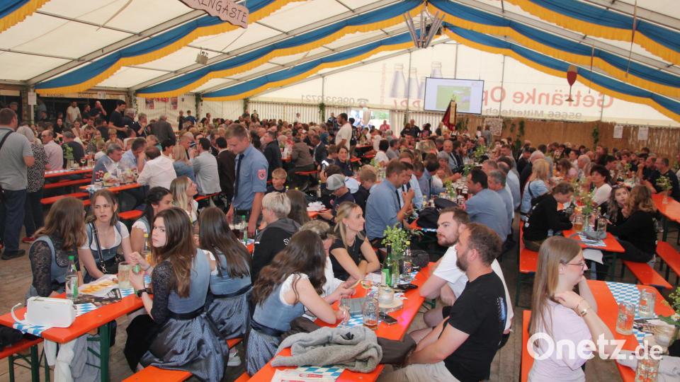Das Festzelt ist zum Festauftakt sehr gut gefüllt. Bild: Konrad Rosner