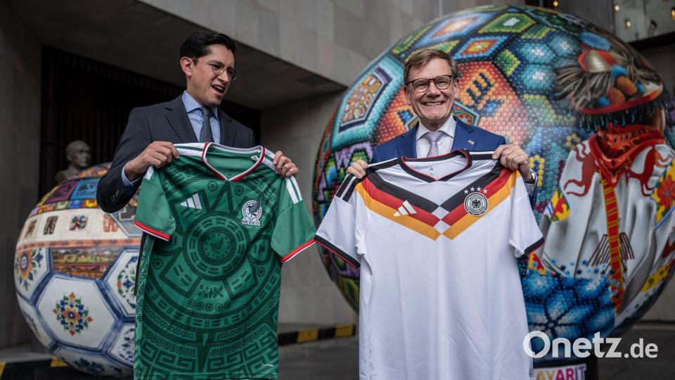 Außenminister Wadephul (rechts) beim Trikotrausch mit seinem Amtskollegen aus Mexiko, Roberto Velasco Alvarez. Bild: Michael Kappeler/dpa