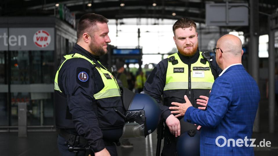 Die Schutzhelme können an der Uniform befestigt und sollen erst aufgesetzt werden, wenn eine Situation zu eskalieren droht. Bild: Britta Pedersen/dpa