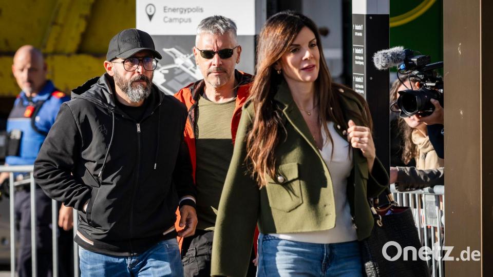 Erstmals zusammen im Verhör: Jacques und Jessica Moretti. Bild: Jean-Christophe Bott/KEYSTONE/dpa