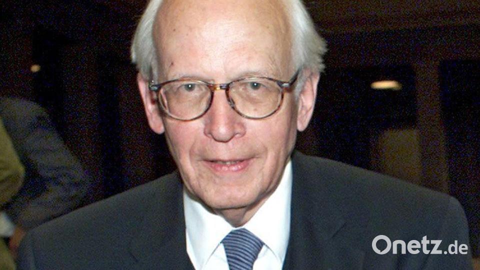 Der Historiker Ernst Nolte löste 1986 mit einem Artikel in der FAZ den deutschen Historikerstreit aus. Er starb 2016. (Archivbild) Bild: picture alliance / dpa