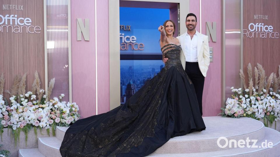 Er schrieb ihre Rolle: Brett Goldstein und Jennifer Lopez bei der Premiere zum Netflix-Film „Office Romance“ in Los Angeles. Bild: Chris Pizzello/Invision/AP/dpa
