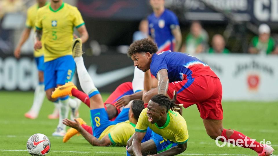 Chris Richards (rechts) im Trikot des US-Nationalteams wie hier in einem Test gegen Brasilien ist, was sich die US-Fans baldmöglichst wünschen. (Archiv-Foto) Bild: John Raoux/AP/dpa