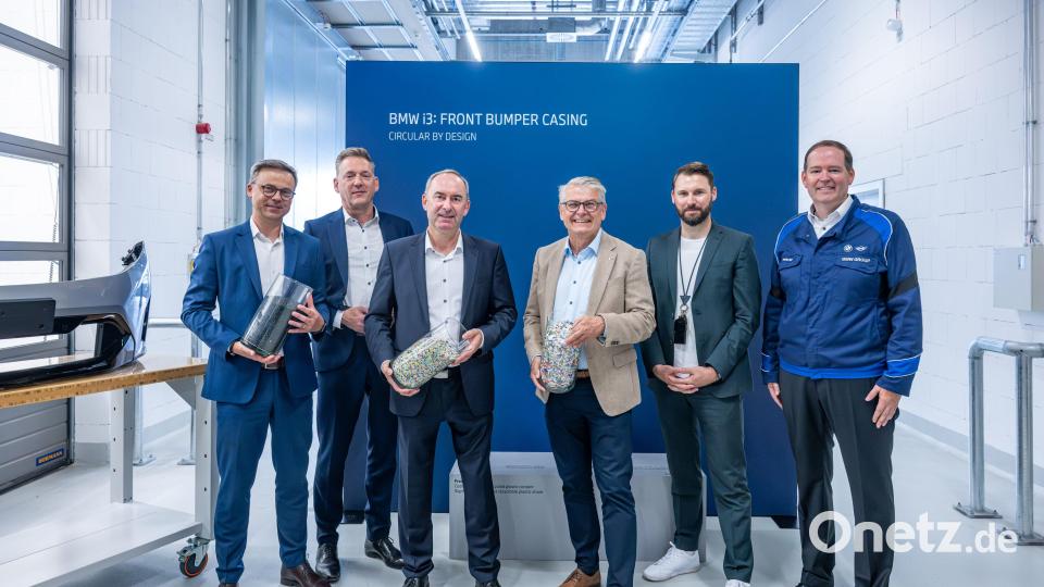 BMW Group stärkt Tech-Standort Oberpfalz, (von links): Daniel Koschade (Leiter Kreislaufwirtschaft Netzwerk und Anforderungen bei der BMW Group), Falko Radomski (Projektleiter Kompetenzzentrum Zirkularität), Hubert Aiwanger (Staatsminister für Wirtschaft, Landesentwicklung und Energie), Martin Scharf (Landtagsabgeordneter für die Landkreise Schwandorf und Tirschenreuth), André Mandl (Betriebsratsvorsitzender BMW Group Werke Regensburg). Bild: Armin Weigel/BMW AG