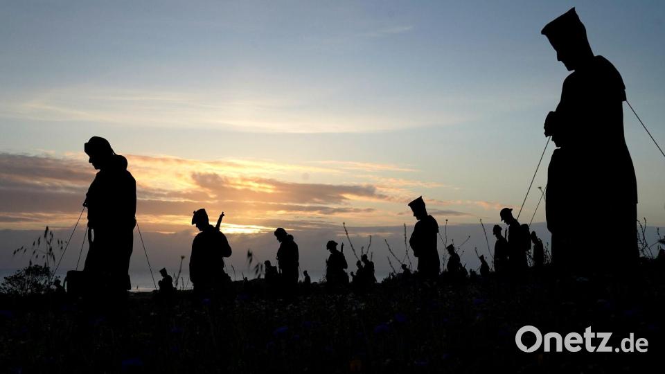 Soldaten-Aufsteller am britischen Normandie-Denkmal erinnern an D-Day-Gefallene Bild: Gareth Fuller/PA Wire/dpa