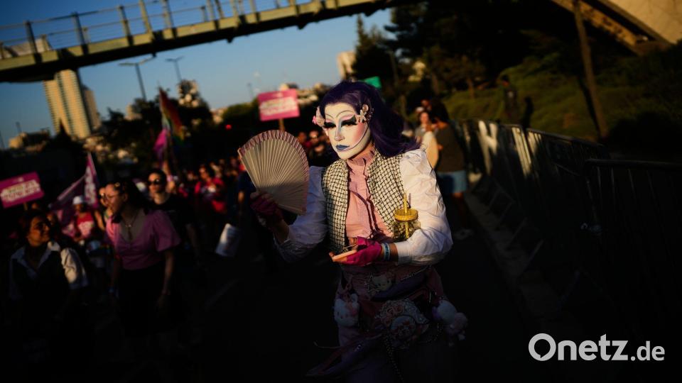 Menschen nehmen an der jährlichen Pride-Parade in Jerusalem teil. Bild: Ohad Zwigenberg/AP/dpa
