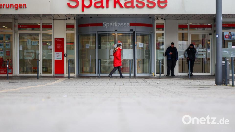 Die Sparkasse in Gelsenkirchen-Buer. Hier drangen Unbekannte in den Tresorraum mit über 3.000 Schließfächern ein. (Archivbild) Bild: Christoph Reichwein/dpa