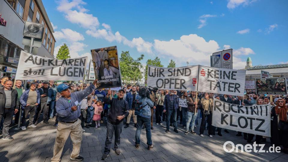 Wütender Protest von Sparkassenkunden Anfang Mai. Jetzt beginnt die juristische Aufarbeitung des Millionen-Einbruchs. (Archivfoto) Bild: Christoph Reichwein/dpa