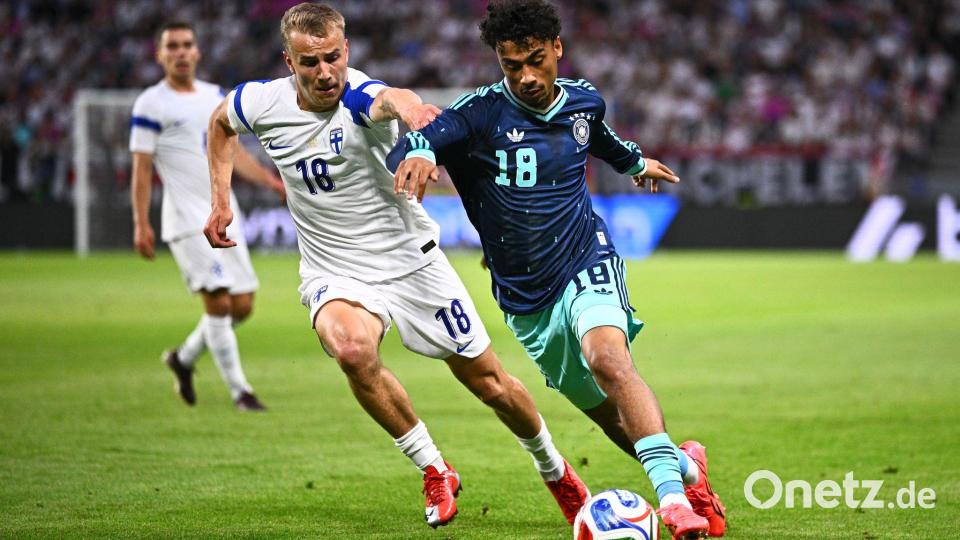 Jung, schnell und umworben: Nathaniel Brown (r) in Aktion beim 4:0 gegen Finnland. (Archivild) Bild: Tom Weller/dpa
