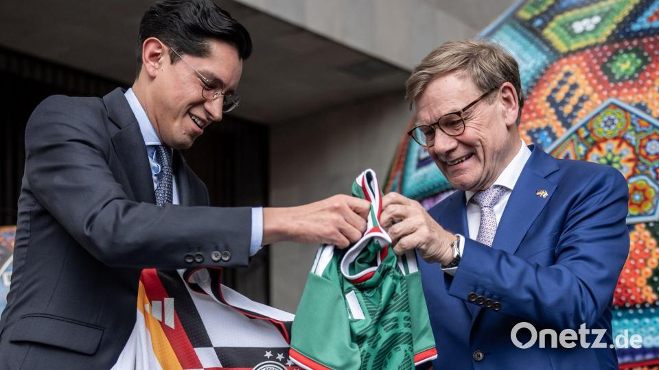 Außenminister Wadephul (rechts) nimmt ein Trikot der mexikanischen Fußball-Nationalmannschaft entgegen. Bild: Michael Kappeler/dpa