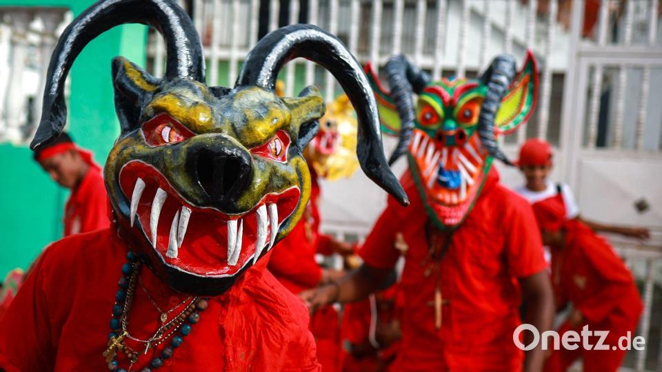 Als Teufel verkleidete Männer nehmen in Venezuela an einem traditionellen Volksfest zu Fronleichnam teil. Bild: Javier Campos/dpa