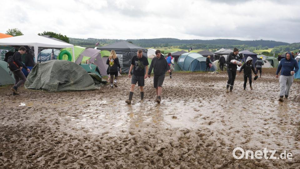 Viele Camper setzen bei Rock am Ring auf Gummistiefel, um trockene Füße zu behalten. Bild: Thomas Frey/dpa