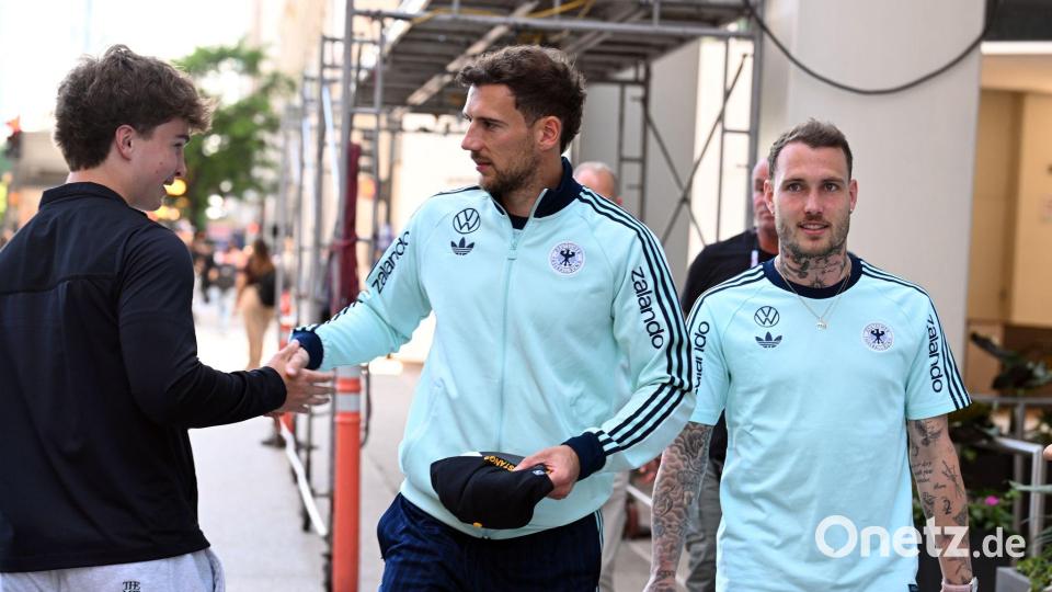 Leon Goretzka (l). und David Raum (r.) auf dem Weg zu einem Termin in Chicago. Bild: Federico Gambarini/dpa