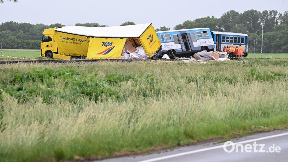 Nach dem Unfall wurden acht Menschen ins Krankenhaus gebracht. Bild: Peøina Ludìk/CTK/dpa