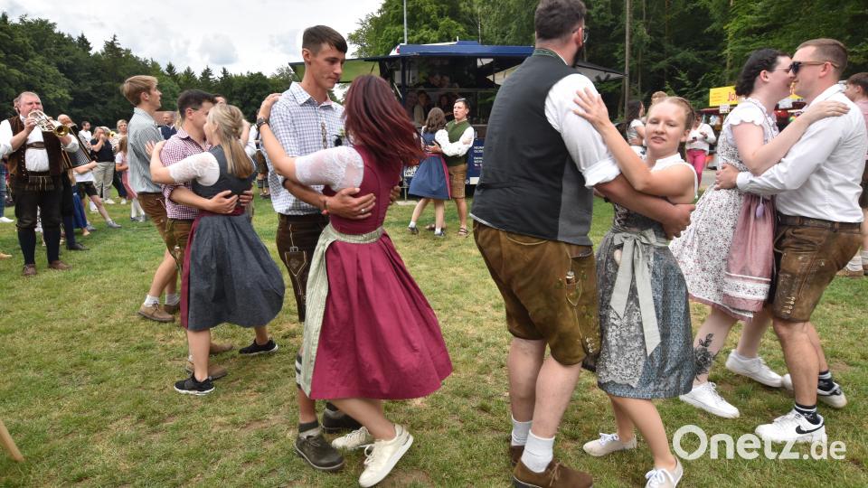 Auf dem Sportgelände des SV Illschwang gaben die 13 Kirwapaare, an Fronleichnam eine Kostprobe ihrer tänzerischen und gesanglichen Fähigkeiten. Bild: Norbert Weis