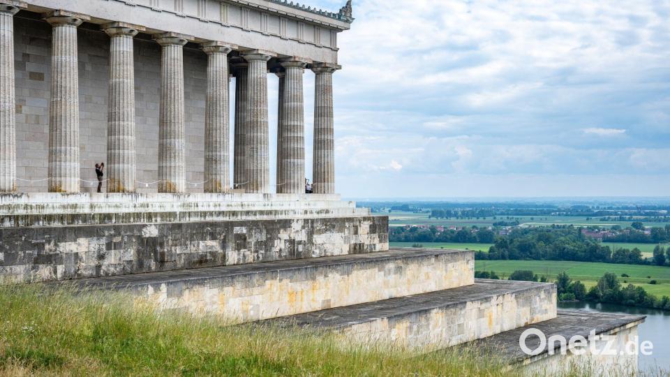 Die Stufen rund um die Walhalla werden gerne von Besuchern zum Verweilen genutzt. Bild: Armin Weigel/dpa