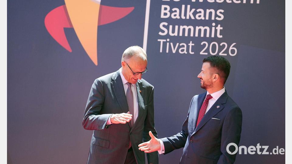 Montenegros Präsident Jakov Milatovic (r) kann darauf hoffen, dass sein Land bald der EU beitreten kann. Kanzler Merz ist für eine zügige EU-Erweiterung offen. Bild: Kay Nietfeld/dpa