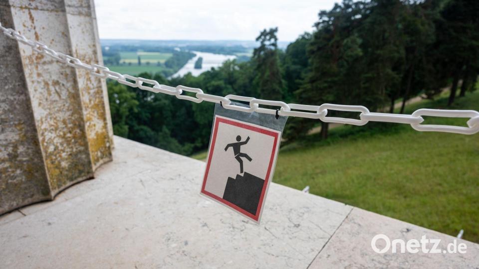 Eine provisorische Kunststoffkette ist an der Walhalla angebracht worden, um für die Absturzgefahr zu sensibilisieren. Bild: Armin Weigel/dpa