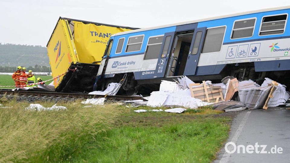 Bei Prostejov in Tschechien sind ein Personenzug und ein Lastwagen zusammengestoßen. Bild: Peøina Ludìk/CTK/dpa