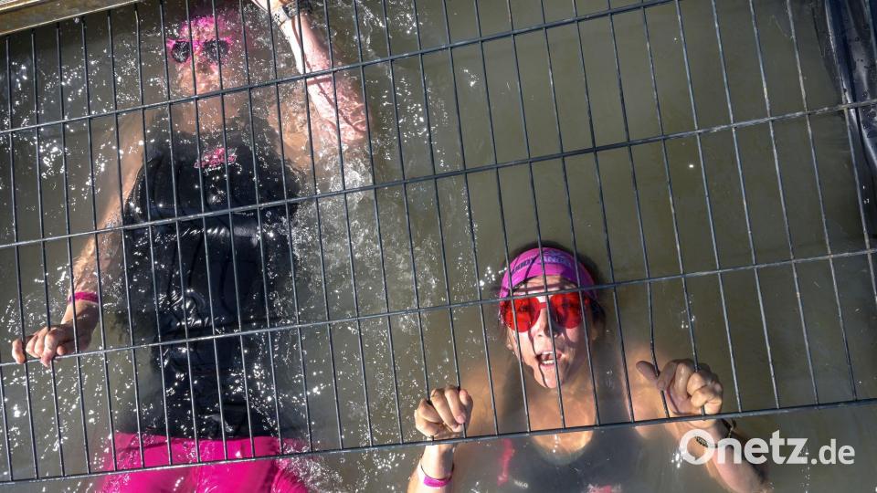 Unter Gittern - Teilnehmerinnen beim Muddy Angel Run Bild: Heiko Rebsch/dpa