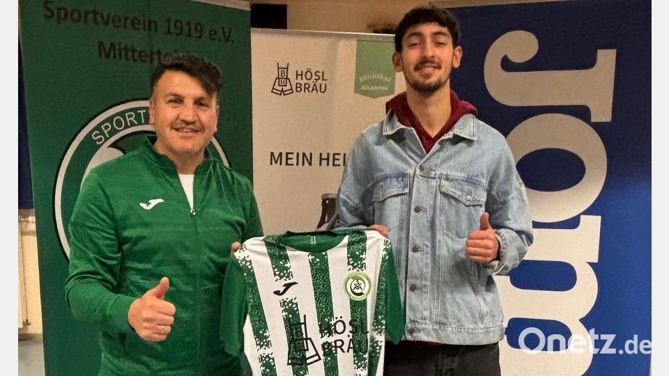 Mitterteichs Trainer Mo Tamo (links) begrüßt Mickael Gehlert. Bild: Tobias Eckert