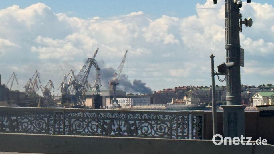 Während des Wirtschaftsforums in St. Petersburg brannte schon am Mittwoch eine Ölraffinerie nach einem ukrainischen Drohnenangriff. (Archivbild) Bild: Ulf Mauder/dpa