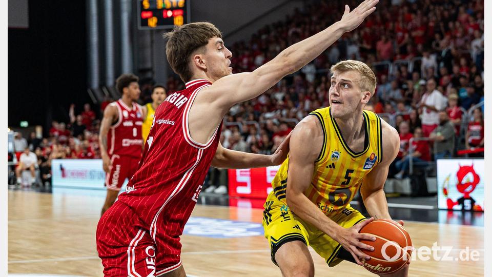 Albas Sam Griesel visiert gegen Bambergs Zach Ensminger den Korb an. Bild: Daniel Löb/dpa