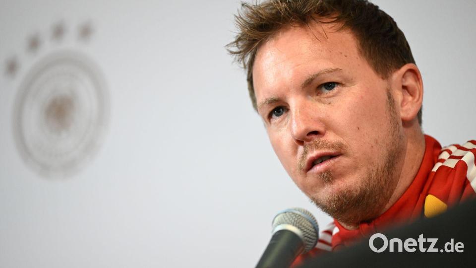 Musste Lennart Karl trösten: Bundestrainer Julian Nagelsmann Bild: Federico Gambarini/dpa