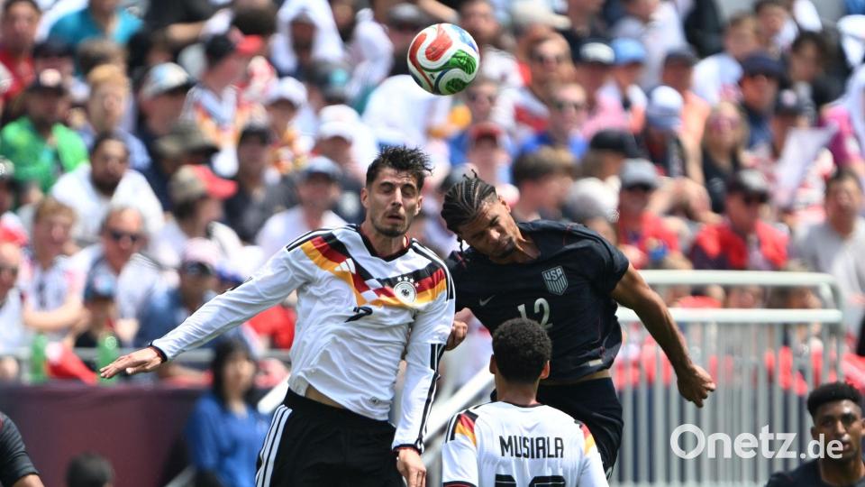 Kai Havertz (l) im Kopfballduell mit Miles Robinson. Bild: Federico Gambarini/dpa