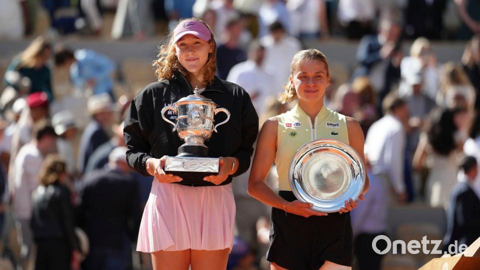 Die beiden Finalistinnen bei der Siegerehrung. Bild: Aurelien Morissard/AP/dpa