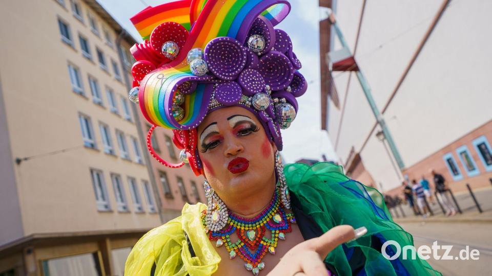 Am Christopher Street Day setzen die Demonstrierenden ein buntes Zeichen für Vielfalt und Toleranz. (Archivbild) Bild: Andreas Arnold/dpa