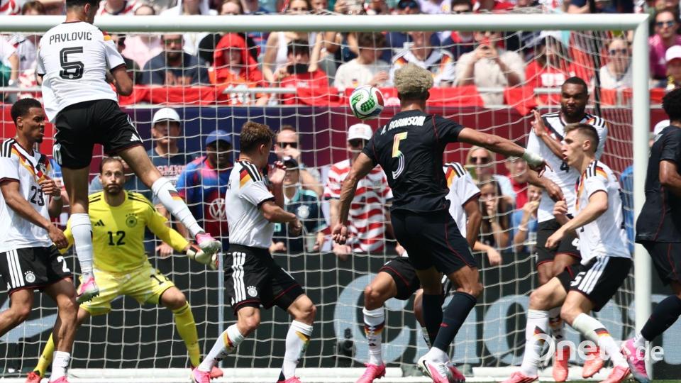 Antonee Robinson trifft spektakulär für die ZSA gegen die DFB-Elf. Bild: Christian Charisius/dpa