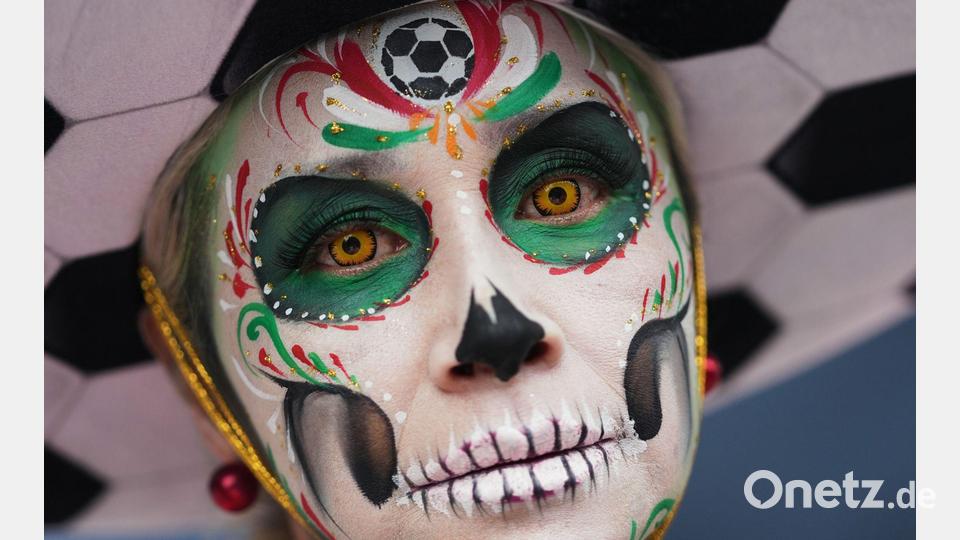 Tänzerin vor Beginn der Fußball-Weltmeisterschaft in Mexiko Bild: Moises Castillo/AP/dpa