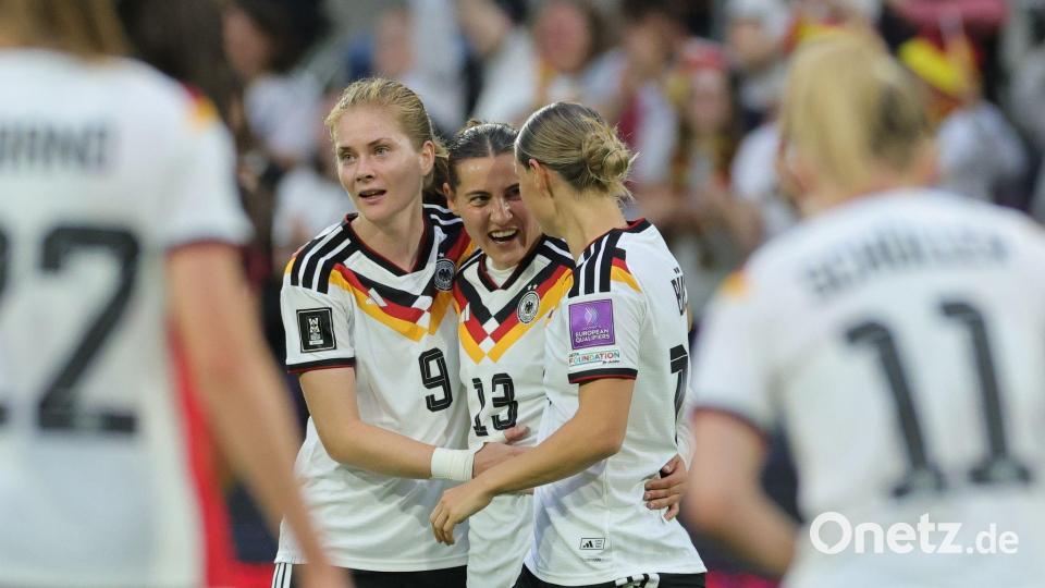 Drei Tickets nach Brasilien, bitte: Sjoeke Nüsken (links), Carlotta Wamser (Mitte) und Klara Bühl. Bild: Rolf Vennenbernd/dpa