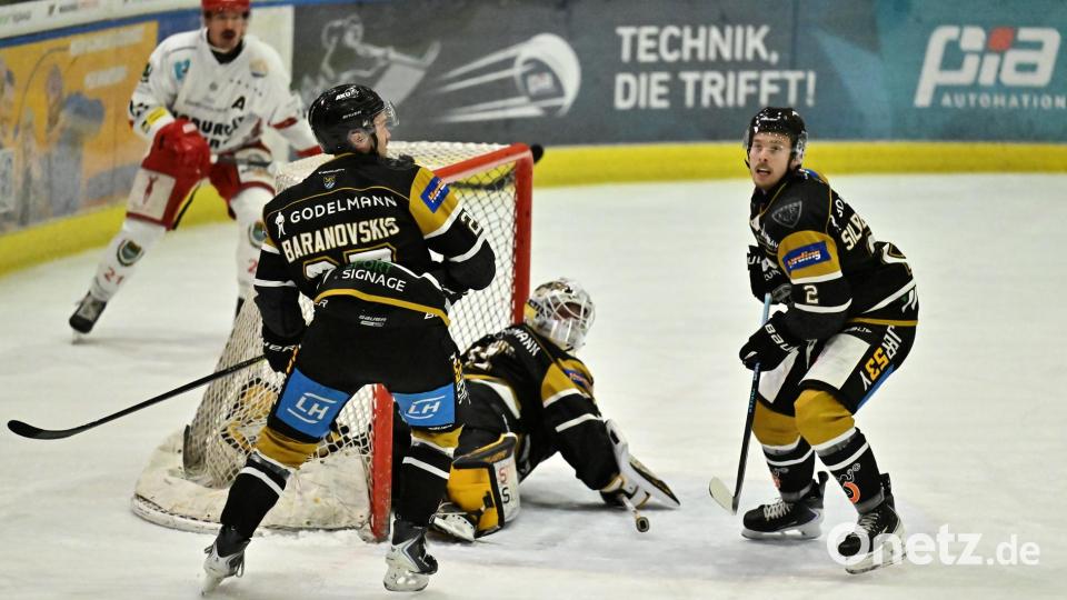 Mauriz Silbermann (rechts) spielt auch in der kommenden Saison für den ERSC Amberg. Bild: Hubert Ziegler