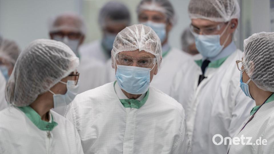 Außenminister Johann Wadephul besucht das Werk des deutschen Pharmaherstellers Merck Naucalpan in Mexiko und lässt sich, bekleidet mit Schutzausrüstung die Produktion erklären. Bild: Michael Kappeler/dpa