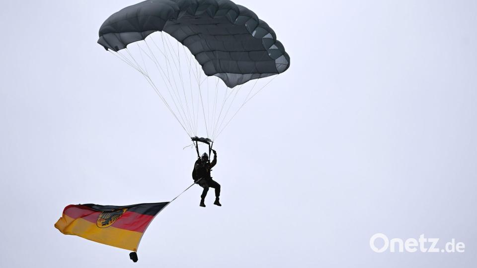 Ein Fallschirmspringer landete beim Tag der Bundeswehr auf dem Gelände der Münchner Bundeswehr-Uni. Bild: Sven Hoppe/dpa