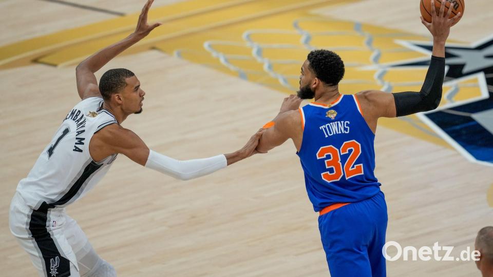 Karl-Anthony Towns (rechts) gelang erneut ein ganz starkes Spiel gegen Wembanyama. Bild: David J. Phillip/AP/dpa