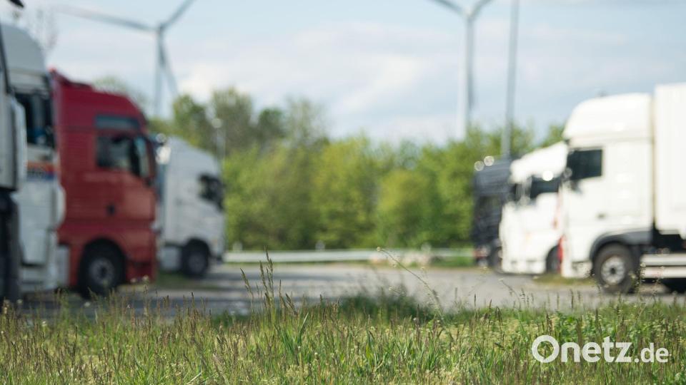 Immer wieder Parken Lastwagen auf der Autobahn, weil sie keinen Parkplatz finden. (Symbolbild) Bild: Sebastian Gollnow/dpa