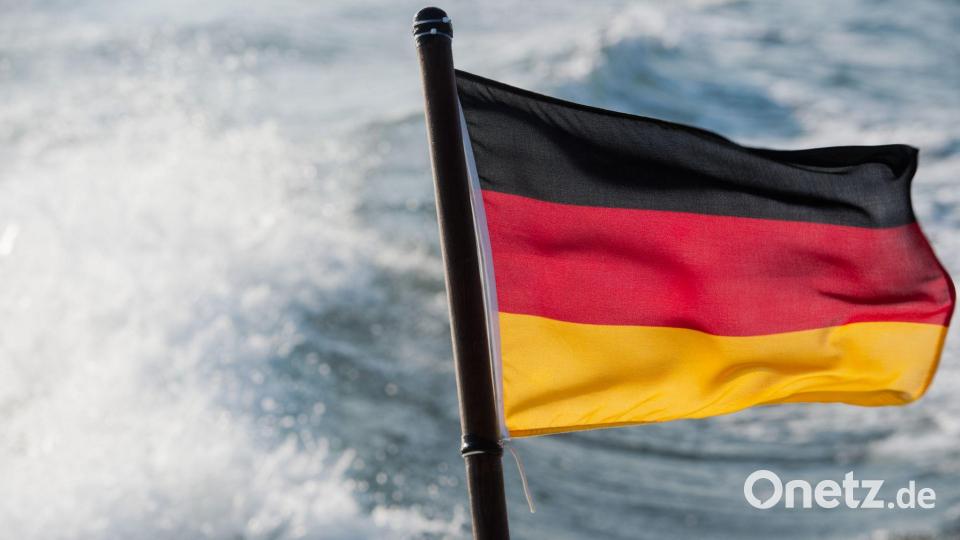 Nur ein Teil der Deutschen Handelsflotte unter deutscher Flagge unterwegs. (Symbolbild) Bild: Stefan Sauer/dpa-Zentralbild/dpa